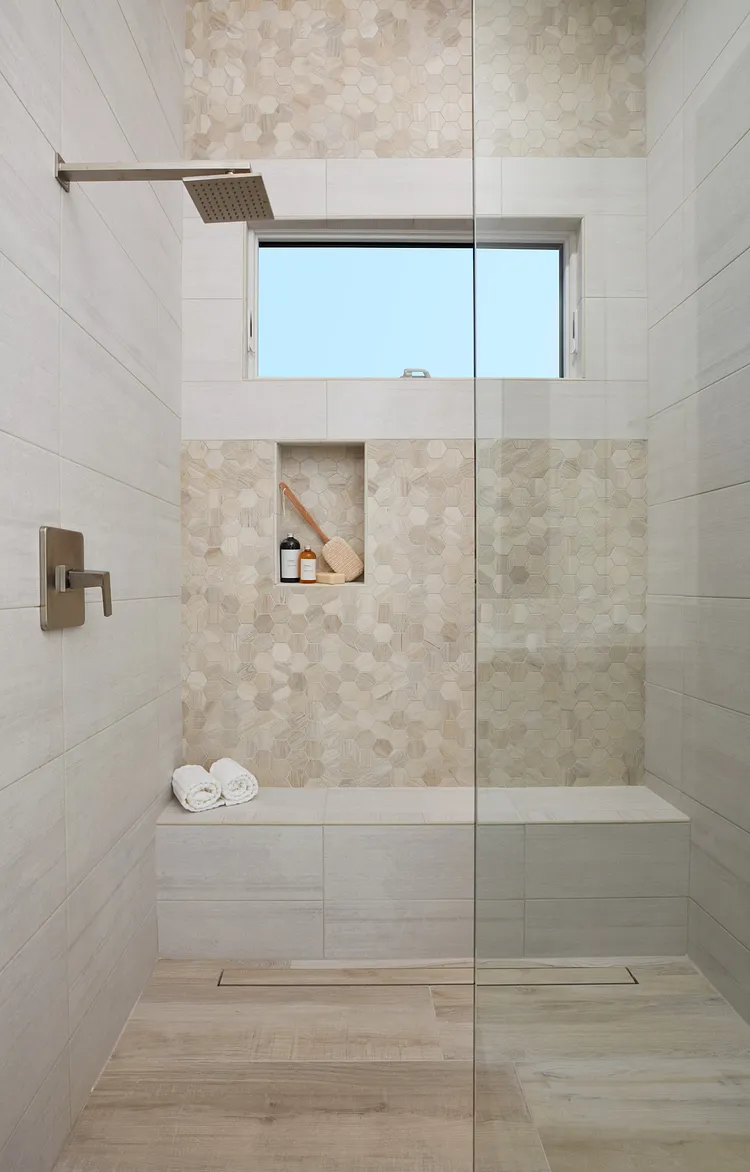 Azulejo de pared para baño con aspecto rústico de madera - Arizona Tile, image size:750x1172